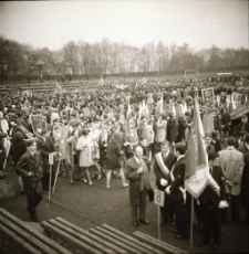 Jelenia G&oacute;ra : uczniowie na pochodzie pierwszomajwym (fot. 5) [Dokument ikonograficzny]
