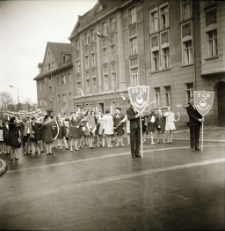 Jelenia G&oacute;ra : uczniowie na pochodzie pierwszomajwym (fot. 6) [Dokument ikonograficzny]