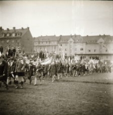 Jelenia Góra : uczniowie na pochodzie pierwszomajwym (fot. 7) [Dokument ikonograficzny]