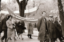 [Jelenia G&oacute;ra : poch&oacute;d pierwszomajowy] (fot. 18) [Dokument ikonograficzny]