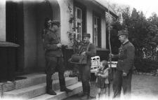 [Szklarska Poręba : Żołnierze przed sztabem] (fot. 1) [Dokument ikonograficzny]