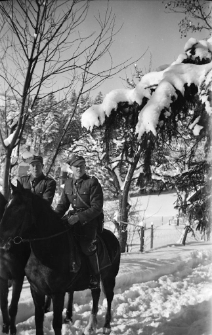 [Szklarska Poręba : Żołnierze na koniach] [Dokument ikonograficzny]