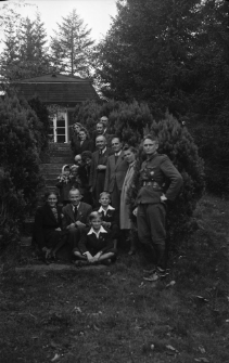 [Szklarska Poręba: Z rodziną przed domem] [Dokument ikonograficzny]