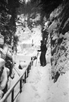 [Trasa na Wodospad Kamieńczyka zimą : Szklarska Poręba] (fot.3) [Dokument ikonograficzny]