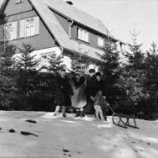 [Zdjęcie grupowe przed domem w Szklarskiej Porębie][Dokument ikonograficzny]