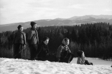 [Zdjęcie grupowe na tle panoramy Karkonoszy - Zima][Dokument ikonograficzny]