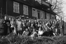 [Zdjęcie grupowe na tle "Jutrzenki"] (fot. 2) [Dokument ikonograficzny]