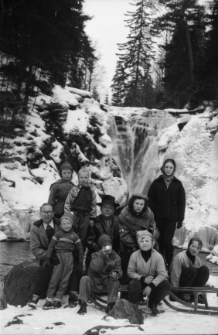 [Zdjęcie grupowe na tle wodospadu Szklarki][Dokument ikonograficzny]