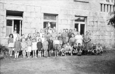 [Grupa dzieci na tle obecnego pensjonatu "Lider" - Szklarska Poręba][Dokument ikonograficzny]