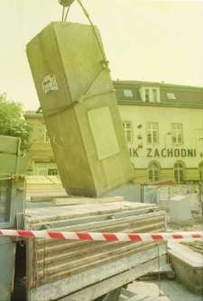 Demontaż cokołu pomnika bohaterów Armii Radzieckiej (fot. 1) [Dokument ikonograficzny]