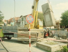 Demontaż cokołu pomnika bohaterów Armii Radzieckiej (fot. 2) [Dokument ikonograficzny]