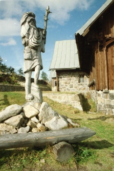 Rzeźba Ducha Gór przy Schronisku PTTK na Stogu Izerskim [Dokument ikonograficzny]