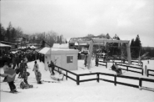 Szklarska Poręba - narciarze przy wyciągu (fot. 4) [Dokument ikonograficzny]