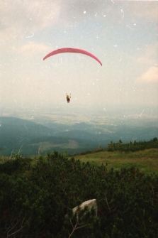 Paralotniarz (fot. 1) [Dokument ikonograficzny]