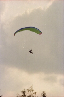 Paralotniarz (fot. 2) [Dokument ikonograficzny]