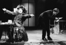 Stara kobieta wysiaduje (fot. 25) [Dokument ikonograficzny]