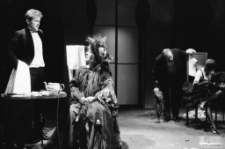 Stara kobieta wysiaduje (fot. 29) [Dokument ikonograficzny]