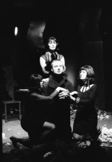 Stara kobieta wysiaduje (fot. 31) [Dokument ikonograficzny]