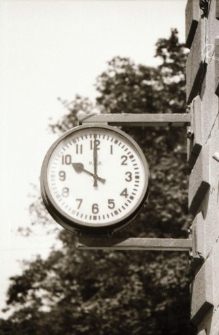 [Zegar na dworcu PKP] (fot. 1) [Dokument ikonograficzny]