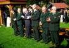 Poświęcenie nowego sztandaru Koła Łowieckiego "Darz Bór" z Jeleniej Góry 2 [Dokument ikonograficzny]