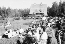 Karpacz - dzieci z NRD, ZSRR i Polski w Ośrodku Wypoczynkowym "Bacówki" (fot. 1) [Dokument ikonograficzny]