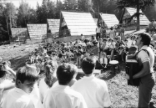 Karpacz - dzieci z NRD, ZSRR i Polski w Ośrodku Wypoczynkowym "Bacówki" (fot. 2) [Dokument ikonograficzny]