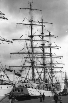 Żaglowiec "Dar Młodzieży" [Dokument ikonograficzny]