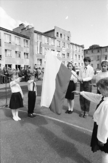 Rozpoczęcie roku szkolnego w Janowicach Wielkich (fot. 1) [Dokument ikonograficzny]