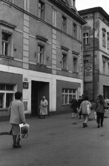 Plac Piastowski - Restauracja "Pod R&oacute;żami" [Dokument ikonograficzny]