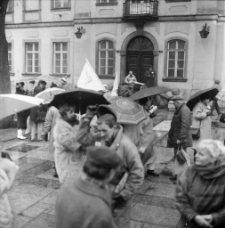Jelenia G&oacute;ra - protest Związku Nauczycielstwa Polskiego (fot. 4) [Dokument ikonograficzny]