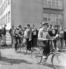 Konkurs rowerowy w szkole w Łomnicy, organizowany przez TKKF (fot. 2) [Dokument ikonograficzny]