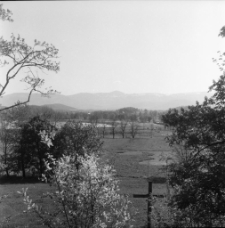 Dąbrowica - widok na g&oacute;ry [Dokument ikonograficzny]