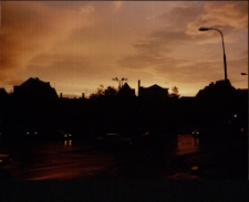 Scenka uliczna o zachodzie [Dokument ikonograficzny]