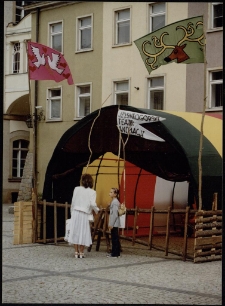 Na Placu Ratuszowym [Dokument ikonograficzny]