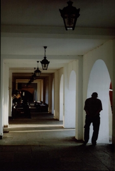 W cieniu podcieni [1] [Dokument ikonograficzny]