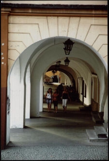 W cieniu podcieni [2] [Dokument ikonograficzny]