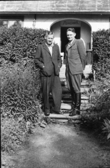 [Przed Willą "Poranek"][Dokument ikonograficzny]