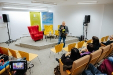 Spotkanie autorskie z Michałem Śmielakiem (fot. 2) [Dokument ikonograficzny]