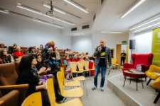 Spotkanie autorskie z Michałem Śmielakiem (fot. 3) [Dokument ikonograficzny]