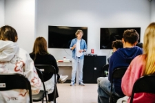 Spotkanie dla młodzieży &ndash; Boguś Janiszewski (fot. 2) [Dokument ikonograficzny]