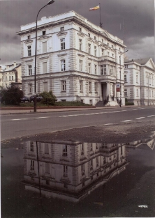 Urząd Miasta - odbicie w kałuży [Dokument ikonograficzny]