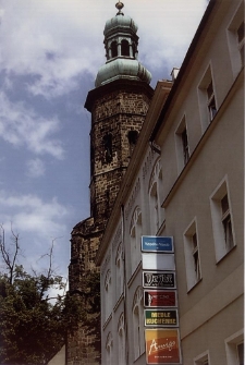 Kości&oacute;ł w tle [Dokument ikonograficzny]