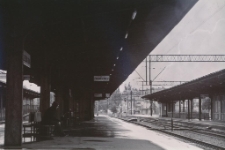 Czekając na pociąg [1] [Dokument ikonograficzny]