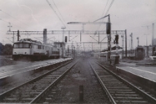 Czekając na pociąg [2] [Dokument ikonograficzny]