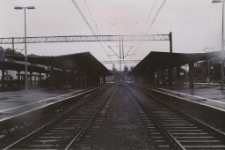 Czekając na pociąg [3] [Dokument ikonograficzny]