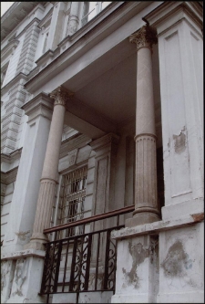 Kolumny korynckie na Urzędzie Miasta przy Alei Wojska Polskiego [Dokument ikonograficzny]