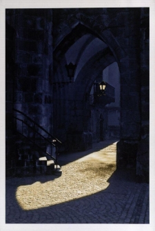 Kościelny zaułek [Dokument ikonograficzny]