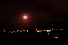 Truskawkowy księżyc nad Jelenią G&oacute;rą [Dokument ikonograficzny]