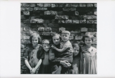 Niech pan nam też zrobi zdjęcie - Jelenia G&oacute;ra - 1958 r. [Dokument ikonograficzny]