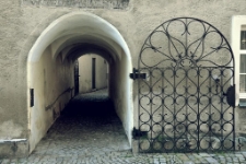 Tajemnicze wejście [Dokument ikonograficzny]